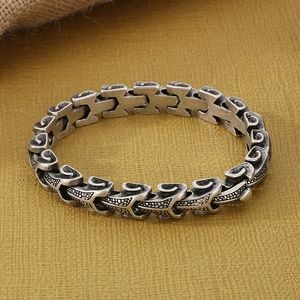 Detailansicht eines silbernen Drachenketten-Armbands aus Stahl mit geometrischen Gliedern