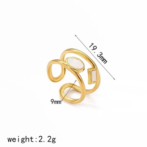 Vue détaillée d'une bague dorée ouverte avec blocs géométriques blancs et mesures