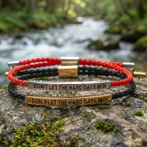 Coffret de bracelets de couple avec cordes rouge et noir et barres en acier gravées
