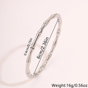 Dettaglio del bracciale in acciaio argento stile bambù con diametro 6cm e larghezza 0,4