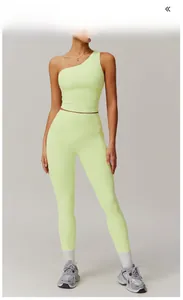 Détail du haut de yoga asymétrique vert citron et du legging à taille haute avec poches