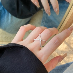 Gros plan d'une bague croisée en argent S925 sertie de zircons brillants