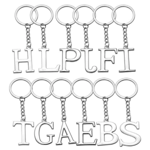Ensemble de porte-clés alphabet en métal argenté poli sur fond blanc immaculé