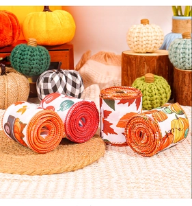 Détail de quatre rubans avec motifs citrouille et feuilles d'érable pour cadeaux d'automne