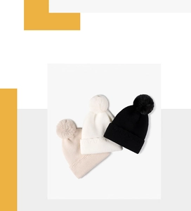 Texture détaillée de bonnets en tricot avec pompons doux en plusieurs couleurs