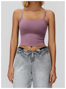 Dettaglio del gilet da yoga viola con spalline sottili e cuciture di supporto curve