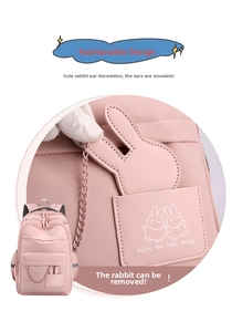 Dettaglio dello zaino rosa chiaro con tasca decorata con orecchie di coniglio rimovibili