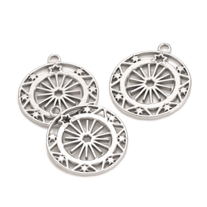 Détail macro du pendentif étoile en acier inoxydable argenté avec motif évidé