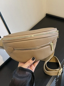 Sac banane beige moderne en similicuir grainé avec large bandoulière réglable