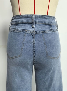 Gedetailleerd achteraanzicht van high-waist jeans met middennaad en omgeslagen zoom