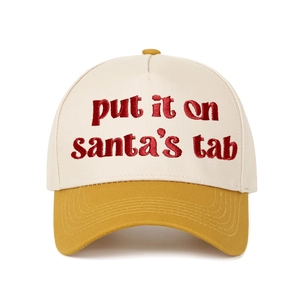 Detail of Santa's Tab embroidered lettering on bicolor beige and yellow baseball cap