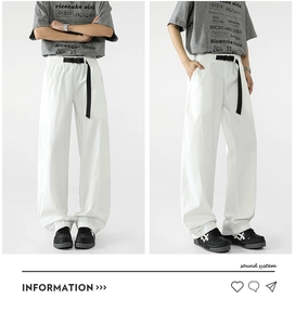 Primer plano de pantalones blancos de pierna ancha techwear con cinturón negro ajustable