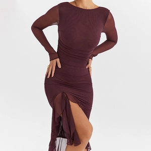 Détail d'une robe patchwork en mesh violet foncé avec volants et fente haute
