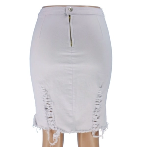 Detail eines High-Waist-Jeansrocks mit ausgefransten Kanten und destroyed Saum-Design