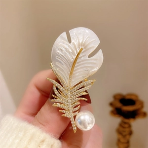 Broche Plume Élégante pour Femmes en Alliage Plaqué Or Avec Nacre Blanche Strass et Künstliche Perle Incrustée Bijoux