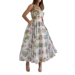 Weißes Maxikleid mit floraler Stickerei, überkreuztem Rücken und schmaler Passform