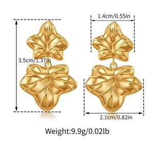 Detailed size specifications for 18K gold plated maple leaf earrings with dimensions and weight