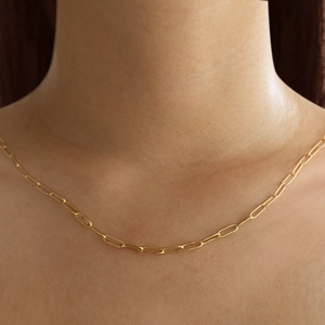 Chic golden stainless steel paperclip chain necklace worn by a model for a trendy look