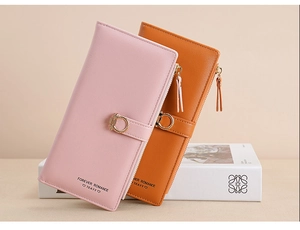 Detailansicht langer Lederbrieftaschen mit Gancini-Schnalle und Reißverschlussfach
