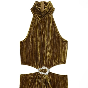 Robe dos nu en velours doré élégant avec col montant et boucle ajourée en strass