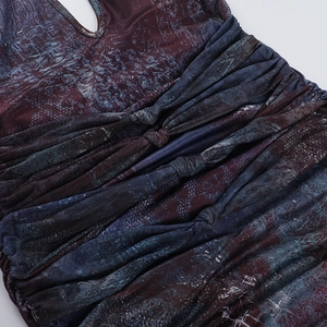 Vue macro détaillée de la texture froncée du tissu et du nouage manuel sur la robe imprimée