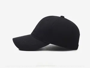 Seitenansicht einer minimalistischen schwarzen Baseballkappe im Sechs-Panel-Design