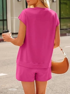 Vue arrière de l'ensemble de détente fuchsia pour femmes avec haut court et short assorti