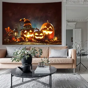 Detalle de tapiz de Halloween con calabazas brillantes y velas en una sala de estar acogedora