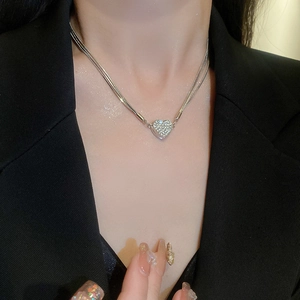 Elegant layered silver heart necklace with sparkling diamonds for a minimalist chic style