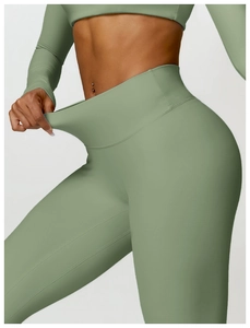 Λεπτομέρεια από ψηλόμεσο κολάν γιόγκα και crop top με μακριά μανίκια σε πράσινο αθλητικό σετ