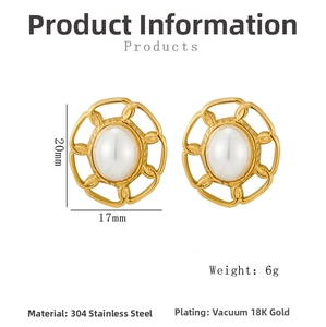 Vue détaillée des boucles d'oreilles perles ovales avec motif ajouré doré, 20x17mm