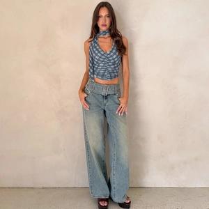 Détail du haut dos nu à carreaux vintage français et pantalon en denim bleu ajusté
