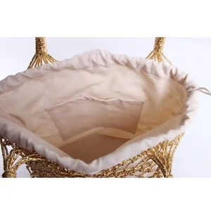 Detailansicht der goldenen Netztasche mit Innenfutter aus Segeltuch und Kordelzugverschluss
