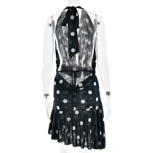 Vue arrière détaillée d'une robe dos nu noire à pois avec un dos ouvert et des volants