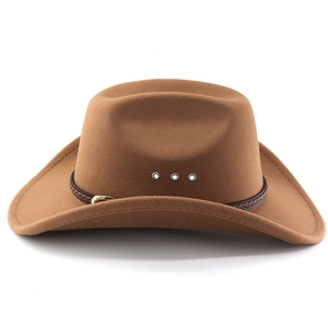 Vue détaillée d'un chapeau de cow-boy en feutre marron avec bande en cuir tressé et boucle