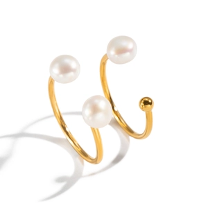 Minimalistischer Spiralring mit 18K Goldbeschichtung und drei eleganten weißen Perlen