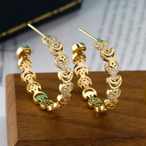 Schicke 18K vergoldete C-Form Ohrringe mit Zirkon Stern und Mond auf Holzständer präsentiert