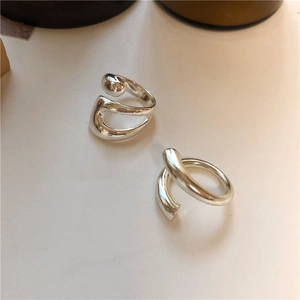 Nahaufnahme eines silbernen Rings mit unregelmäßiger Wicklung und glatt polierter Oberfläche