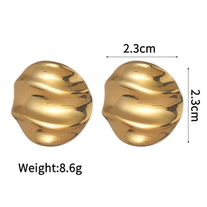 Detailed view of gold irregular wavy earrings showing size 2.3cm and weight 8.6g