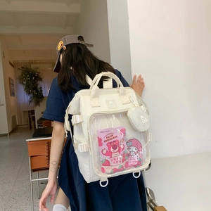 Detail eines cremeweißen Rucksacks mit transparenter PVC-Schicht und kleinem Münzfach