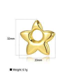 Detailed macro view of 33mm gold star pendant with specific dimensions and weight details