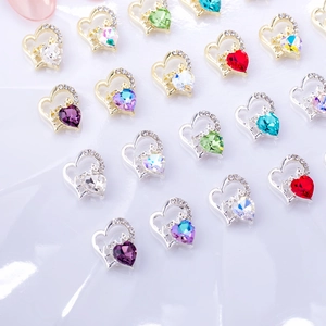 Breloques d'ongles en cœur évidé avec gravure Love et strass colorés en or et argent