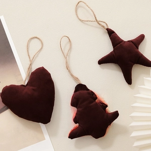 Set di tre decorazioni in velluto rosso scuro cuore stella e dinosauro con corda di iuta