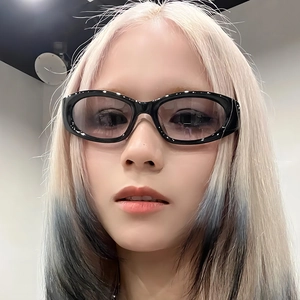 Trendy Y2K retro oval sunglasses with glossy black frame and dark grey lenses for fashion