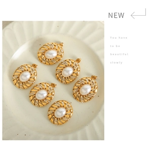 Vue détaillée de boucles d'oreilles vintage dorées avec perles sur un plateau