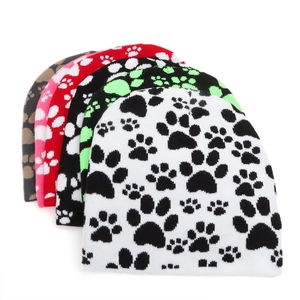 Farbenfrohe Winterstrickmützen mit stilvollen Jacquard-Pfotenabdruckmustern für Wärme