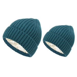 Détail du bonnet en maille bleu sarcelle avec doublure en satin pour le confort