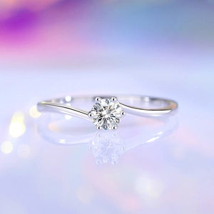 Anello classico in moissanite da 0,3 ct in argento 925 con elegante fascia intrecciata lucida