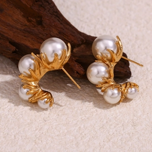 Détail des boucles d'oreilles marguerites plaquées or 18 carats avec perles