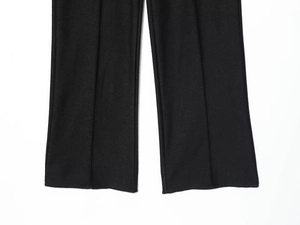 Vue détaillée du bas de pantalon noir droit en tissu sergé épais texturé